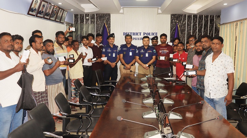 চাঁপাইনবাবগঞ্জে হারানো ৩০ মোবাইল উদ্ধার করে মালিককে   ফিরিয়ে দিল পুলিশ